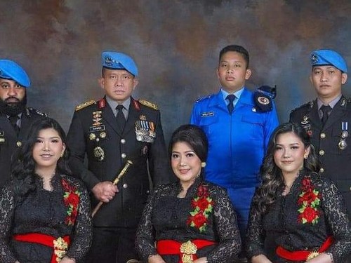 Potret Ferdy Sambo dan keluarga dengan para pengawal mereka.