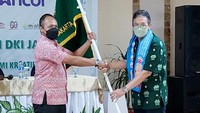 Agung Praptono (kiri) yang merupakan perwakilan dari Taman Impian Jaya Ancol secara musyawarah mufakat terpilih menjadi Ketua DPD PUTRI DKI Jakarta periode 2022-2026. Ketua periode sebelumnya, Agus Rochiyardi secara simbolis menyerahkan pataka PUTRI kepada Agung sebagai simbol penyerahan jabatan ke kepengurusan yang baru.