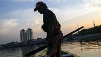 Sejak tahun 1977 ia pun merantau ke Jakarta dan menjalani profesinya di atas kapal. Mulai dari menjadi ABK hingga beralih menjadi nelayan perahu wisata ditahun 1992.