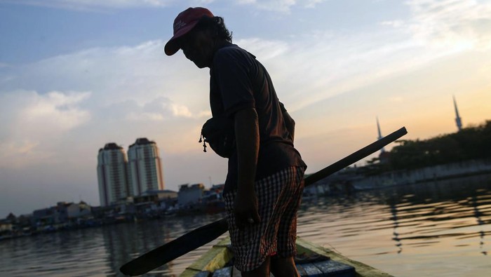 Nompo namanya. Ia sudah terbiasa hidup dan mencari rejeki dari atas perahu. Seperti inilah kisah hidupnya yang berhasil diabadikan kamera detikcom.