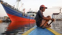 Dan terhitung sejak tahun 2000 ia pun memilih tinggal diatas perahu karena tidak memiliki biaya yang cukup untuk bertahan hidup serta membayar sewa rumah.