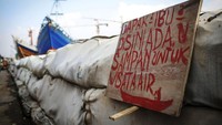 Minimnya penghasilan atau pemasukan yang ia dapatkan dari pekerjaannya, tak cukup untuk bertahan dan menyambung hidup.