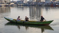 Nompo tidak mematok harga pasti untuk para wisatawan yang ingin berkeliling naik perahu beserta jasanya. Tapi, Biasanya untuk sekali jalan perahu yang bawanya itu ia bisa mendapatkan uang antara Rp 50-100rb.