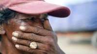 Ia pun berusaha menawarkan jasa untuk mengantarkan wisatawan yang ingin melihat sisi lain sunda kelapa.