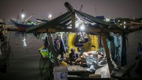 Rumah perahu yang ditempati sebagai tempat tinggalnya saat ini berukuran sekitar 2x6 meter. Ia menghabiskan hari-harinya diatas ombang-ambing cuaca laut utara Jakarta yang tak menentu.  