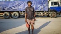 Biasanya, saat hujan datang, ia pun langsung kabur kerumah warga yang berada di daratan untuk sekadar menumpang. Karena ia trauma pernah memiliki pengalaman buruk tersambar petir. 