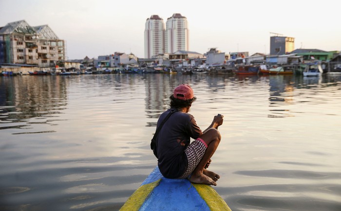 Potret Pilu Manusia Perahu Nompo namanya. Ia sudah terbiasa hidup dan mencari rejeki dari atas perahu. Seperti inilah kisah hidupnya yang berhasil diabadikan kamera detikcom.