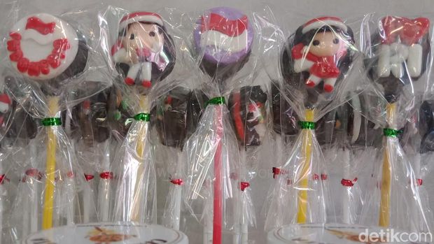 Produksi cokelat berkarakter HUT RI bikinan Maria di Klaten, Jumat (12/8/2022).