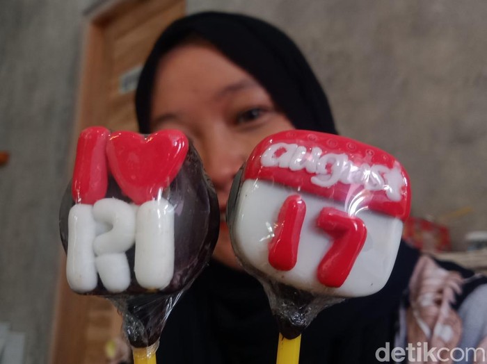 Produksi cokelat berkarakter HUT RI bikinan Maria di Klaten, Jumat (12/8/2022).