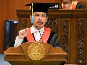 Kisah Hadi Subhan, Dulu Dilarang Masuk FH Unair Kini Guru Besar Hukum Kepailitan
