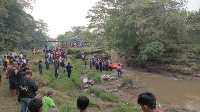 Proses evakuasi anak 11 tahun yang tenggelam di Sungai Ciliwung, Kota Bogor.