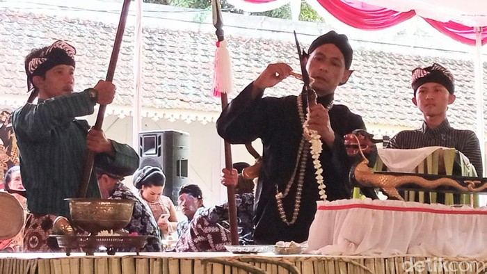 Prosesi jamasan pusaka Museum Tosan Aji, Purworejo, Jumat (12/8/2022).