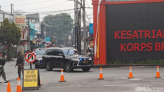 Rombongan kendaraan dinas Mabes Polri memasuki Mako Brimob Kelapa Dua Depok jelang pemeriksaan Irjen Ferdy Sambo dan Brahada E oleh Komnas HAM. (M Sholihin/detikcom)