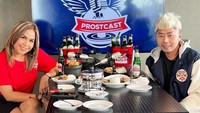 Momen ngopi mewahnya terlihat pada foto ini. Mampir ke kafe berbintang ia menikmati secangkir latte hangat. Foto: Instagram @roykiyoshi