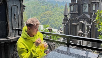 Gaya Keren Roy Kiyoshi saat Nongkrong di Kafe Bergaya Istana