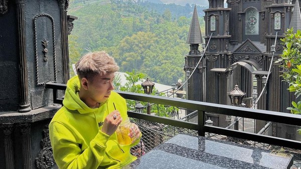 Gaya Keren Roy Kiyoshi saat Nongkrong di Kafe Bergaya Istana