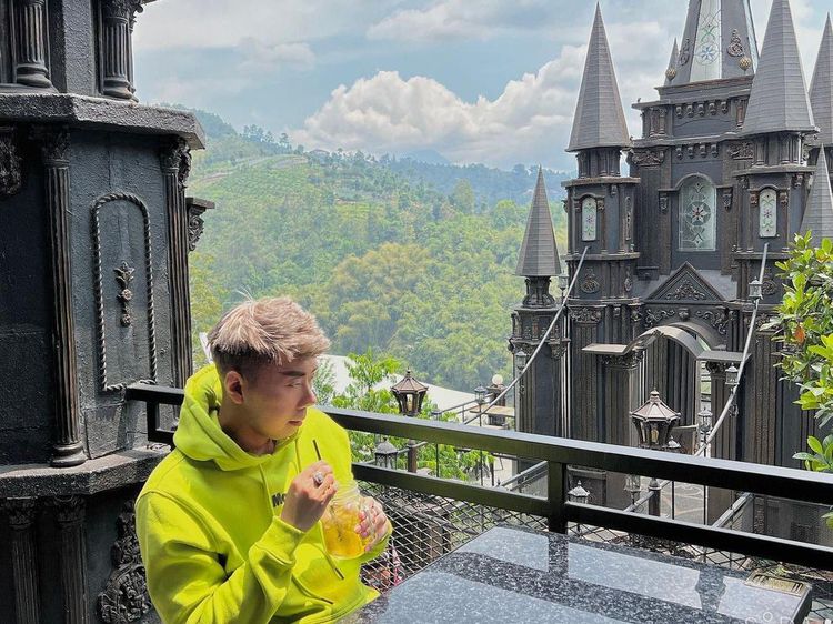 Gaya Keren Roy Kiyoshi saat Nongkrong di Kafe Bergaya Istana