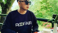 Tak hanya momen ngopinya saja, ada juga momen Roy Kiyoshi saat menikmati spaghetti dan juga roti bun di sampingnya. Foto: Instagram @roykiyoshi