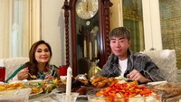 Selain sendiri, terkadang ia juga mengajak temannya untuk makan bersama. Seperti pada momen ini, ia makan bersama dengan Melaney Ricardo. Foto: Instagram @roykiyoshi