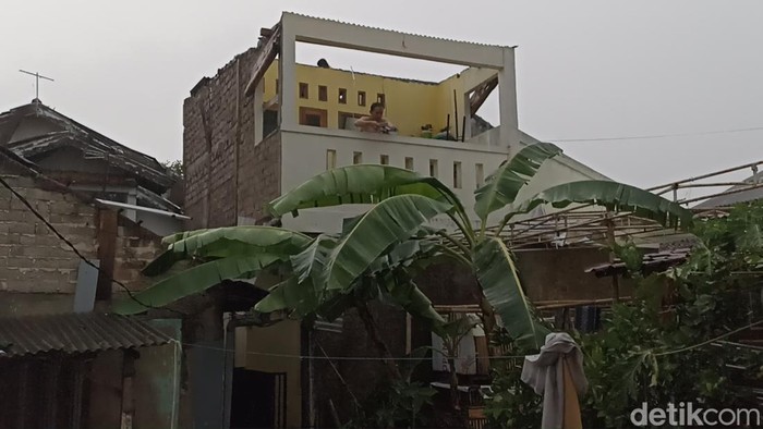 Rumah warga rusak parah usai diterjang puting beliung