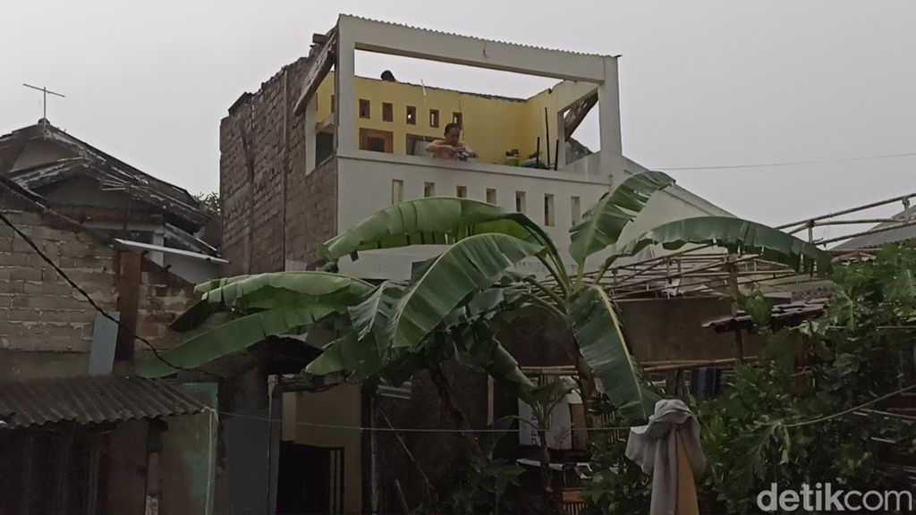 Angin Puting Beliung Terjang Cianjur: Puluhan Rumah Rusak