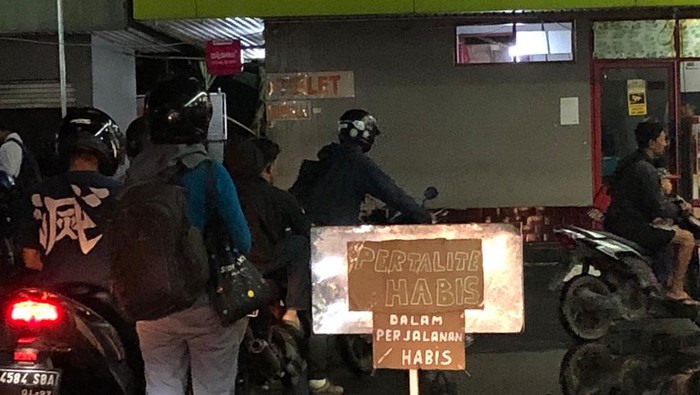 Salah satu SPBU di Ciganjur Jakarta Selatan memasang pengumuman Pertalite habis