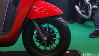 Pada sektor kaki-kaki, Panarea menggunakan velg ring 12 yang dibalut ban depan berukuran 100/90 dan ban belakang 110/90. Rem depan sudah cakram, tapi bagian belakang masih drum brake atau tromol.