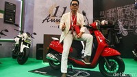 CEO BMI, Steven Kentjana Putra berpose di atas Benelli Panarea dalam gelaran GIIAS 2022, di ICE BSD, Tangerang. 