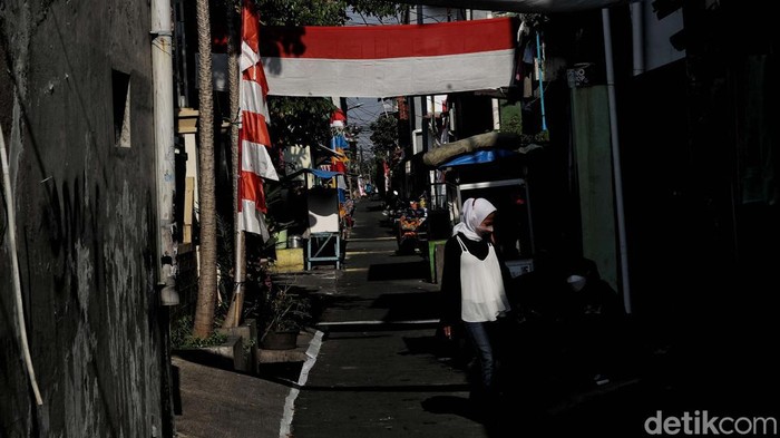 HUT ke-77 RI sebentar lagi, berbagai cara dilakukan warga untuk menyambutnya. Seperti menghias kampung di kawasan Tanjung Priok, Jakarta Utara, ini.