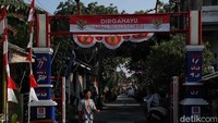 Warga juga mengecat ulang gapura kampung dan melukisnya dengan ornamen HUT RI.