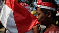 Penjual bendera berkeliling kampung dan meraup penghasilan signifikan. 