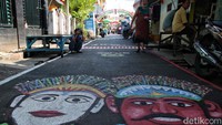 Terdapat juga mural ondel-ondel berwarna merah dan putih.