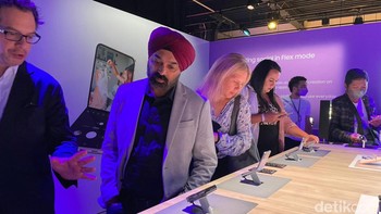 Pengunjung bisa menjajal fitur baru di Galaxy Z Flip 4. Foto: Agus Tri Haryanto/detikINET