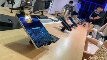 Jajara Galaxy Z Fold 4 turut dihadirkan. Foto: Agus Tri Haryanto/detikINET