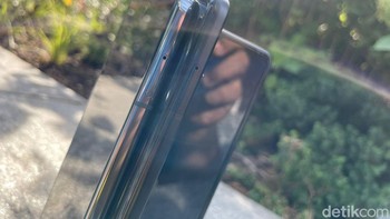 Kinerja Galaxy Z Fold 4 didukung baterai 4.400 mAh dengan pengisian cepat 25W, masih sama seperti pendahulunya. Tapi Samsung meningkatkan kemampuan wireless charging-nya dari 10W menjadi 15W.Foto: Agus Tri Haryanto/detikINET