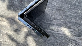 Peningkatan terbesar yang dibawa oleh Galaxy Z Fold 4 tentu saja pada jeroannya. Ponsel layar lipat ini mengusung chipset flagship terbaru dari Qualcomm yakni Snapdragon 8 Gen+ 1. Foto: Agus Tri Haryanto/detikINET