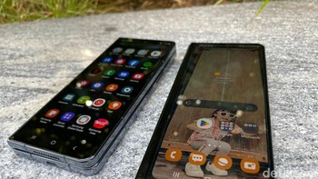 Layar depannya juga menggunakan panel Dynamic AMOLED 2X dengan diagonal 6,2 inch. Berkat bezelnya yang lebih tipis, layar depan Galaxy Z Fold 4 hadir dengan aspek rasio baru yamg lebih nyaman digunakan. Foto: Agus Tri Haryanto/detikINET