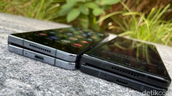 Bedanya, Galaxy Z Fold sedikit lebih tipis dengan ketebalan 6,3 mm saat dibentangkan dan bobotnya juga lebih ringan yakni 263 gram. Foto: Agus Tri Haryanto/detikINET