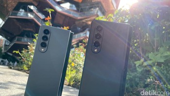 Dilihat sekilas, ukuran dan tampilan Galaxy Z Fold 4 (green) tidak berubah banyak jika dibandingkan dengan Galaxy Z Fold 3 (hitam). Foto: Agus Tri Haryanto/detikINET
