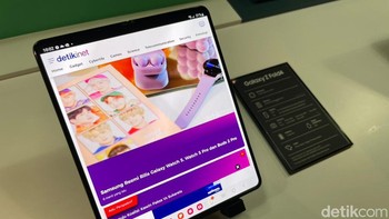 Pengunjung bisa menjajal kemampuan multasking dari poonsel ini. Foto: Agus Tri Haryanto/detikINET