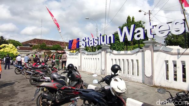 Satpol PP membongkar kios pedagang di depan Stasiun Wates, Kulon Progo, Jumat (12/8/2022).