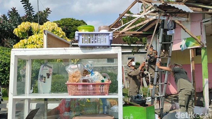 Satpol PP membongkar kios pedagang di depan Stasiun Wates, Kulon Progo, Jumat (12/8/2022).