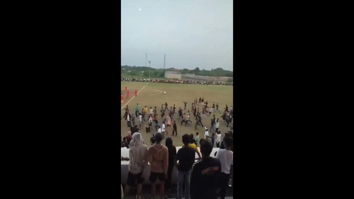Screenshot video viral bola antar kampung ricuh