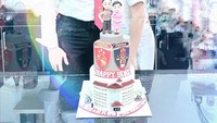Seali sering mengunggah momen kuliner bareng keluarganya. Seperti saat merayakan ulang tahun sang suami dengan cara yang romantis ini. Foto: Instagram @sealisyah