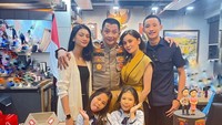 Momen lain dari Seali dan keluarga juga terlihat ketika merayakan ulang tahun suaminya yang ke 47 tahun. Saat itu ia memberikan kue ulang tahun dengan desain kepolisian. Foto: Instagram @sealisyah