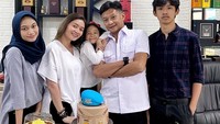 Lagi-lagi momennya bersama keluarga dibagikan oleh Seali. Ia merayakan ulang tahun Brigjen Hendra Kurniawan dengan membawakan kue, nasi kuning, dan sepaket nasi liwet. Foto: Instagram @sealisyah