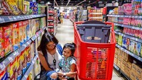 Sebagai ibu yang baik, Seali sering mengajak anaknya berbelanja di supermarket. Ini salah satu momennya saat hendak membeli sereal. Foto: Instagram @sealisyah