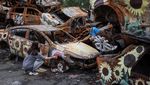 Tumpukan Mobil Hancur Akibat Perang Ukraina Jadi Kanvas Lukisan