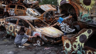 Tumpukan Mobil Hancur Akibat Perang Ukraina Jadi Kanvas Lukisan