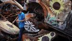 Tumpukan Mobil Hancur Akibat Perang Ukraina Jadi Kanvas Lukisan